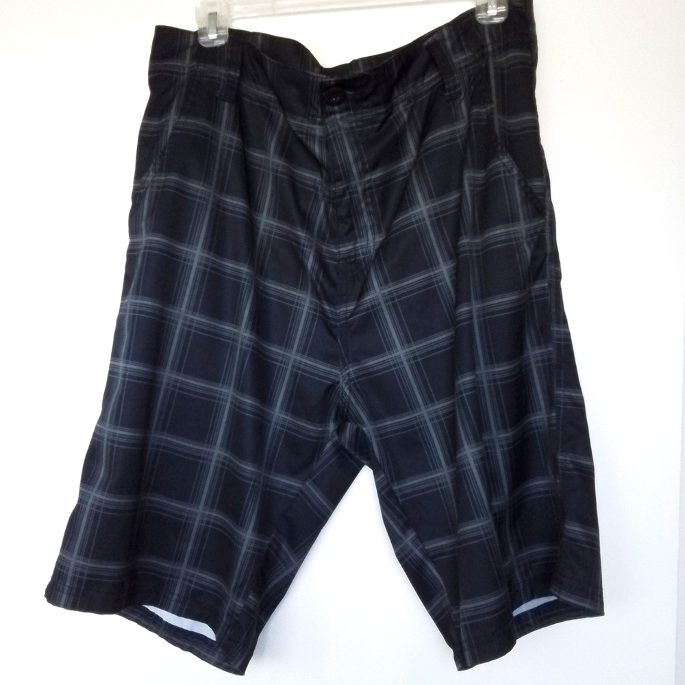 Plugg mens golf shorts, size 34, black with green stripes, polyester and spandex